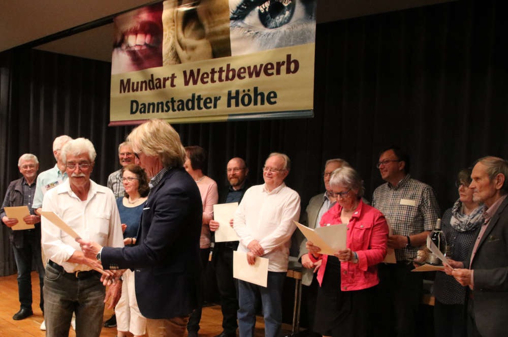 Das Foto der Preisverleihung des Mundart-Wettbewerbs Dannstadter Höhe 2019 steht Ihnen im Zusammenhang mit einer Berichterstattung zum Mundart-Wettbewerb Dannstadter Höhe zur freien Verwendung. (Foto: Verbandsgemeinde Dannstadt-Schauernheim)