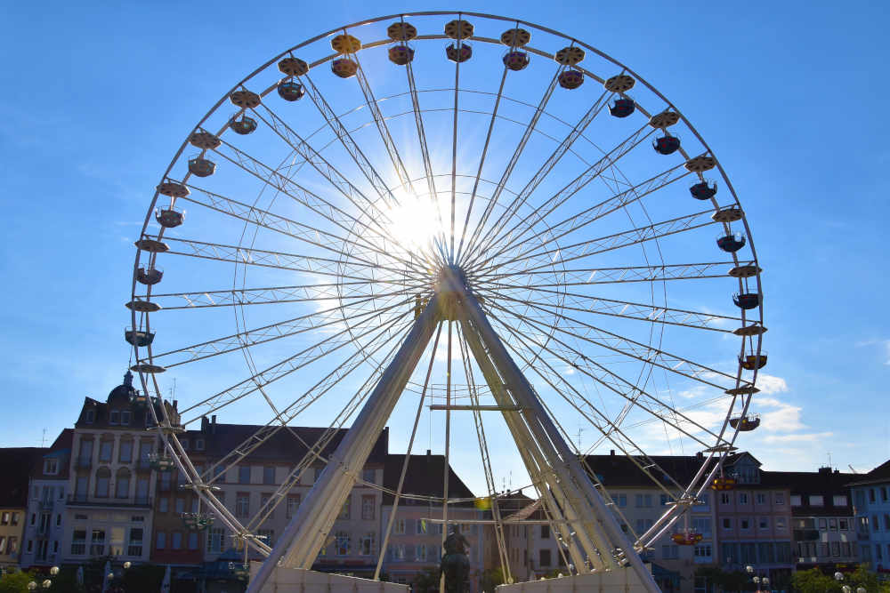 Das neue „Landau Eye“ auf dem Rathausplatz in der Morgensonne. (Foto: Stadt Landau)