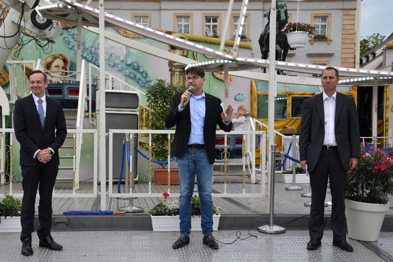 Gute Laune trotz schlechten Wetters: Wirtschaftsminister Dr. Volker Wissing, OB Thomas Hirsch und Tourismusdezernent Alexander Grassmann (v.l.n.r.) bei der Eröffnung des Riesenrads auf dem Landauer Rathausplatz. (Foto: Stadt Landau) 