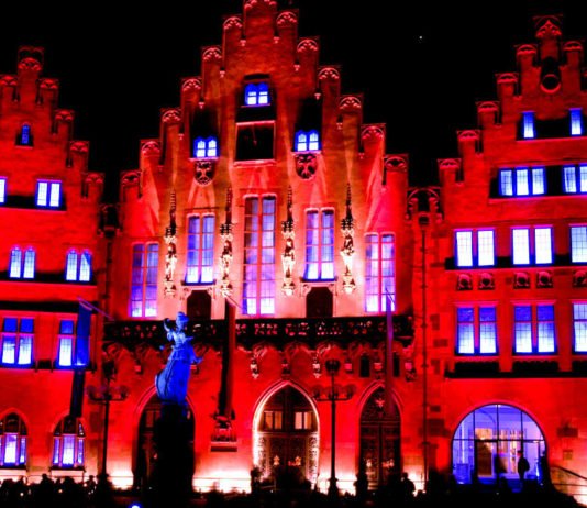 Der rot illuminierte "Römer" in Frankfurt am Main (Foto: Frank Wagner - stock.adobe.com)