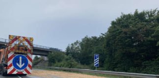 Die verschmutzte Fahrbahn musste gereinigt werden (Foto: Polizei RLP)