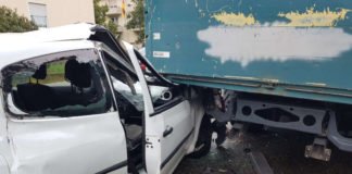 Ein Renault Clio fuhr auf einen abgestellten Klein-LKW auf (Foto: Feuerwehr Neustadt)