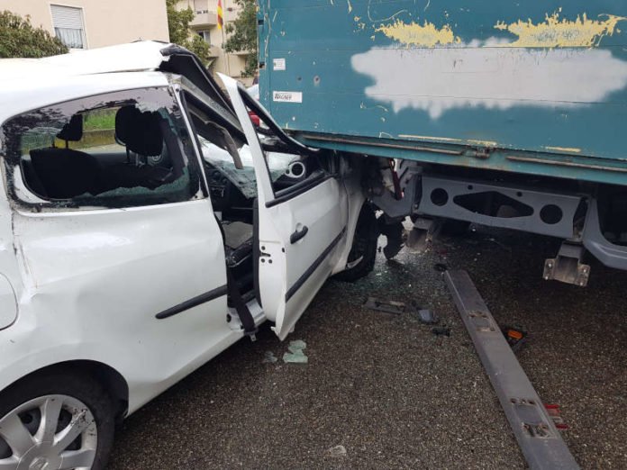 Ein Renault Clio fuhr auf einen abgestellten Klein-LKW auf (Foto: Feuerwehr Neustadt)