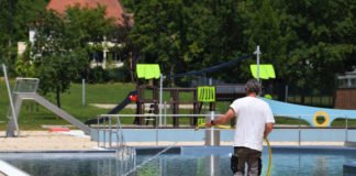 Die Vorbereitungen im Freibad am Prießnitzweg in Landau laufen auf Hochtouren. (Quelle: Stadt Landau)