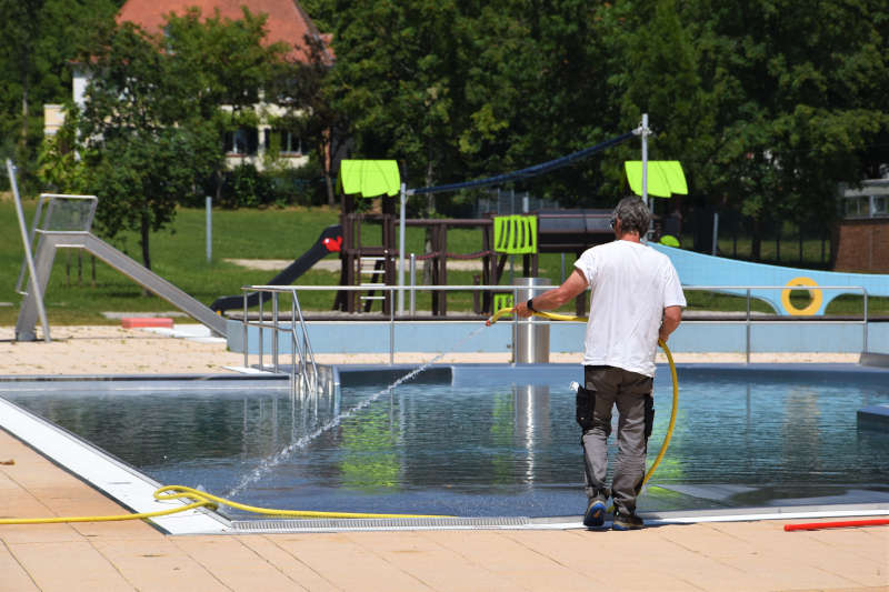 Die Vorbereitungen im Freibad am Prießnitzweg in Landau laufen auf Hochtouren. (Quelle: Stadt Landau)