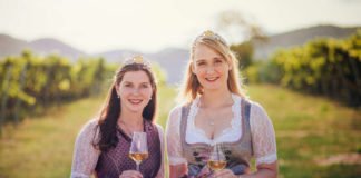 Weinprinzessinnen Südliche_Weinstrasse_2019-2020 Daniela und Eva (Foto: JackSenn, Bildarchiv Südliche Weinstraße e.V.)