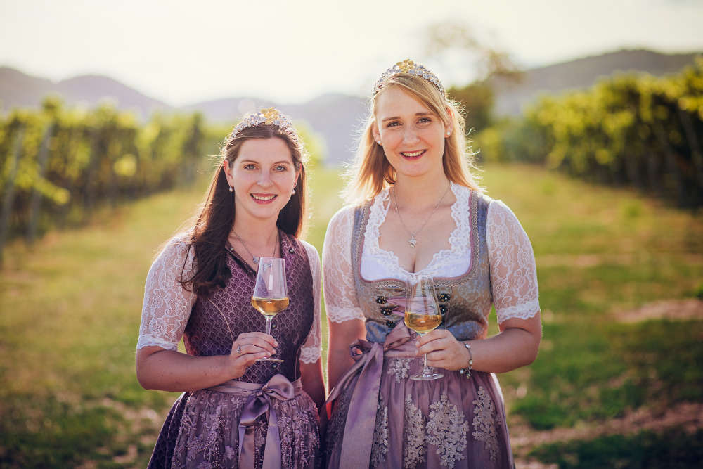 Weinprinzessinnen Südliche_Weinstrasse_2019-2020 Daniela und Eva (Foto: JackSenn, Bildarchiv Südliche Weinstraße e.V.)