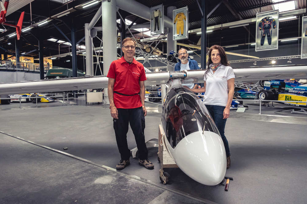 Eric Raymond, Thomas Neudel, Irena Raymond mit dem Sunseeker (Foto: TMSNH)