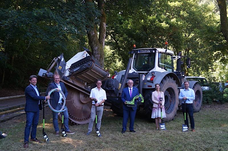 v.l.: Bürgermeister Christoph Glogger (Bad Dürkheim), Bürgermeister Torsten Bechtel (VG Wachenheim), Bürgermeister Peter Lubenau (VH Deidesheim), Landrat Hans-Ulrich Ihlenfeld, Melanie Spies (Atene Kom), Jan Philip Pavic (Inexio) (Foto: Kreisverwaltung Bad Dürkheim)