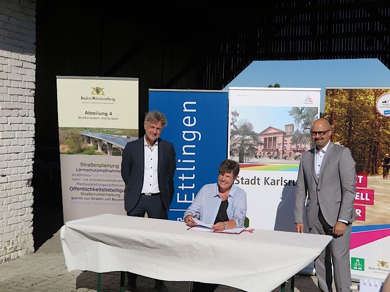 v.l.: Dr. Frank Mentrup, Sylvia M. Felder, Johannes Arnold (Foto: RP Karlsruhe)