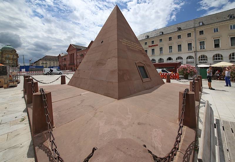 So fachmännisch wie vorsichtig soll kommende Woche Speiseöl vom Karlsruher Wahrzeichen auf dem Marktplatz beseitigt werden. (Foto: Stadt Karlsruhe)