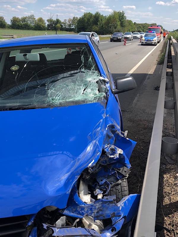 Das Bild zeigt das Fahrzeug des 27-jährigen Unfallverursachers in Unfallendposition. (Foto: Polizei RLP)