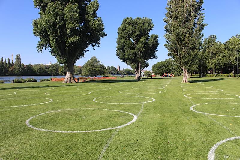 Bewährtes Konzept: Bereits über Pfingsten wurden die Kreise auf der Neckarwiese aufgemalt – und dann auch ausgiebig genutzt. Nun werden die Kreise zum Beginn der Sommerferien wieder aufgezeichnet. (Foto: Stadt Heidelberg)