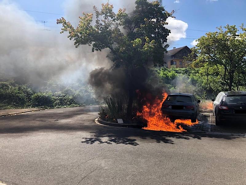 Brennender PKW (Foto: Polizei RLP)