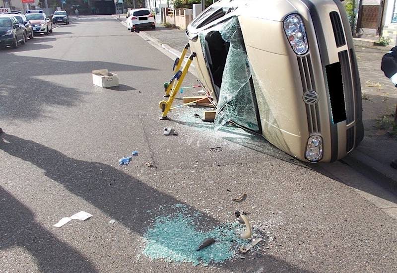 Der verunfallte PKW (Foto: Polizei RLP)