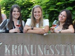 v.l.: Sarah Krebs, Saskia Teucke, Dorothea John, Denise Grauer, Saskia Sperl (Foto: Pfalzwein e.V.)
