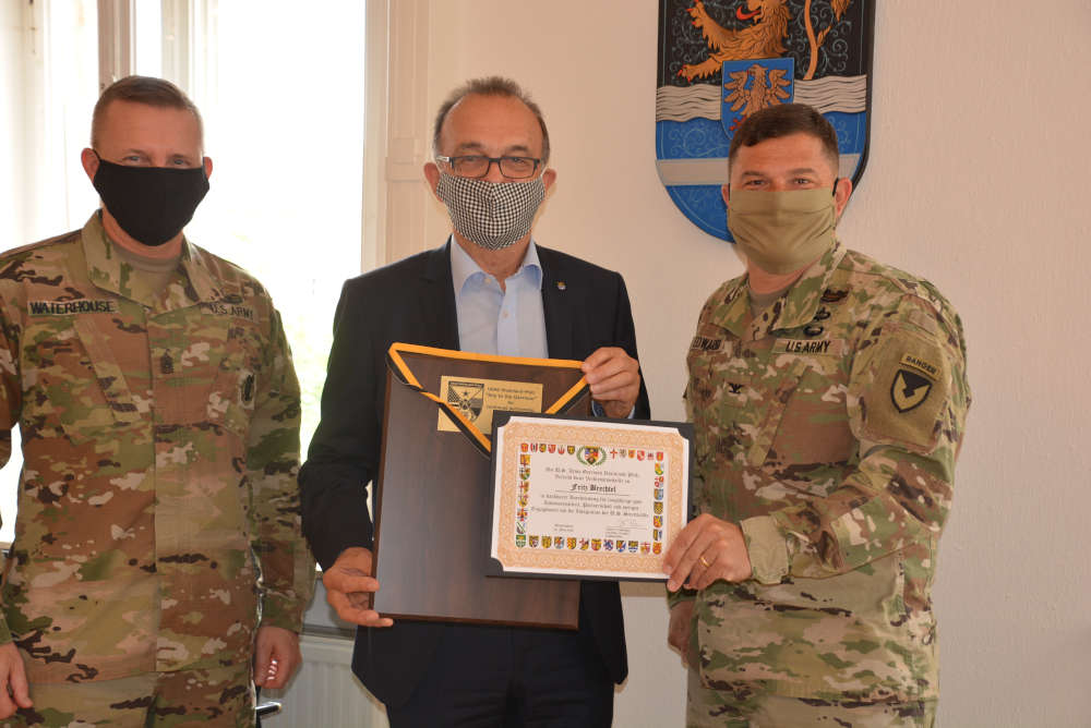 Command Sgt. Major Brett Waterhouse, Landrat Dr. Fritz Brechtel, Colonel Jason T. Edwards. (Foto: Kreisverwaltung Germersheim)