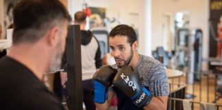 Luiz Carlos dos Santos Gomes (rechts) vom Verein Capoeira Karlsruhe e.V. bietet mit dem Kampfsport-Trainer Atilla Armagan (links) einen achtwöchigen Kampfsport-Kurs in Stutensee an (Foto: Kreativagentur Wolfsrudel)