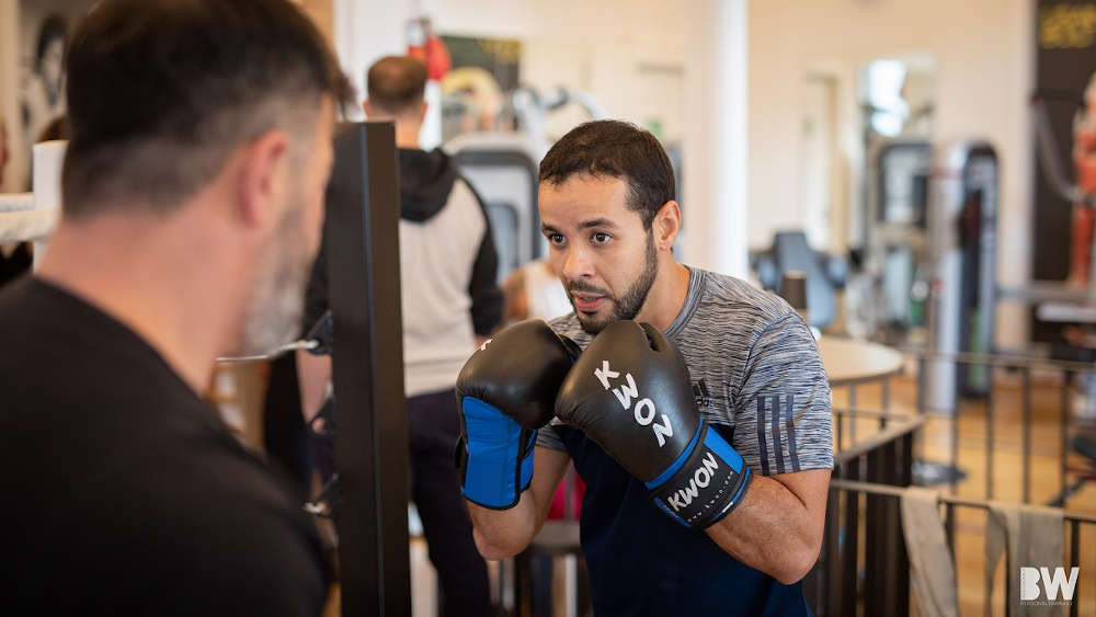 Luiz Carlos dos Santos Gomes (rechts) vom Verein Capoeira Karlsruhe e.V. bietet mit dem Kampfsport-Trainer Atilla Armagan (links) einen achtwöchigen Kampfsport-Kurs in Stutensee an (Foto: Kreativagentur Wolfsrudel)