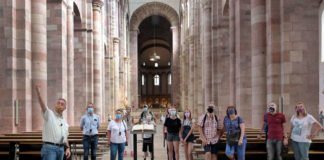 Domführung mit Maske – Domführer Franz Dudenhöffer bei einer öffentlichen Führung durch die Kathedrale (Quelle: Domkapitel Speyer / Foto: Klaus Landry)