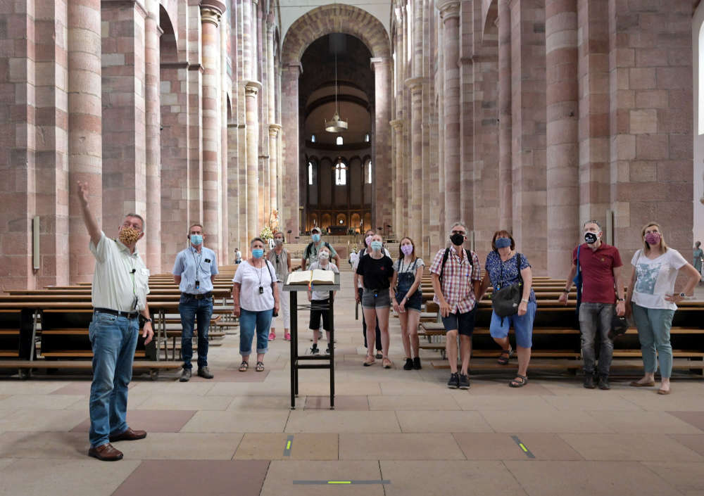 Domführung mit Maske – Domführer Franz Dudenhöffer bei einer öffentlichen Führung durch die Kathedrale (Quelle: Domkapitel Speyer / Foto: Klaus Landry)