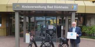 Landrat Hans-Ulrich Ihlenfeld mit den beiden E-Bikes (Foto: Kreisverwaltung Bad Dürkheim)