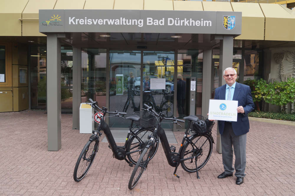 Landrat Hans-Ulrich Ihlenfeld mit den beiden E-Bikes (Foto: Kreisverwaltung Bad Dürkheim)