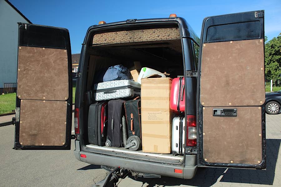 Der vollbepackte Mercedes Sprinter (Foto: Polizei RLP)