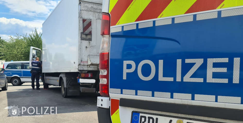 Dem Lkw des beauftragten Umzugsunternehmens wurde die Weiterfahrt untersagt (Foto: Polizei RLP)