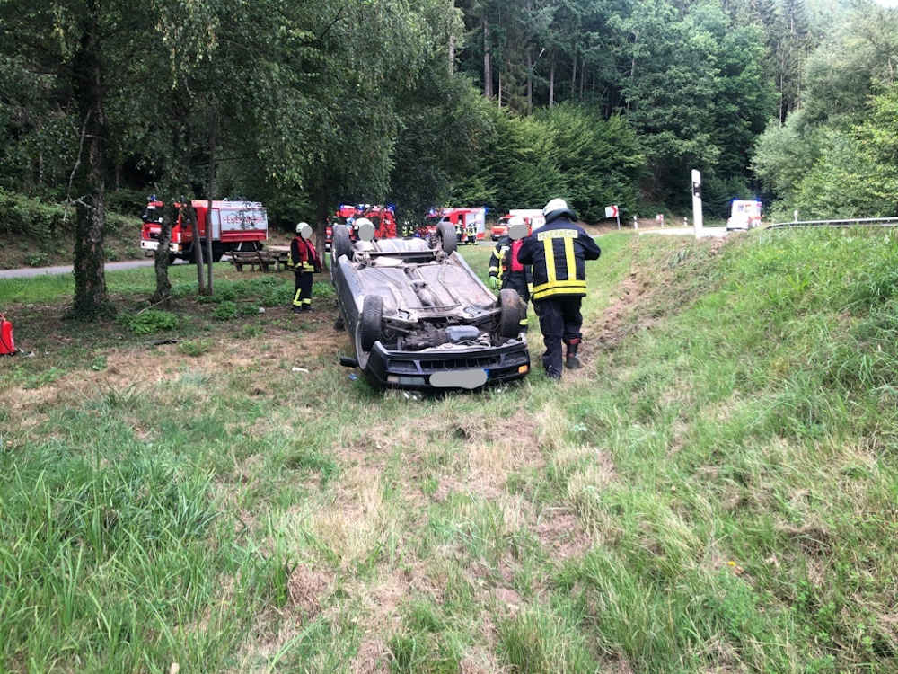 Das Fahrzeug überschlug sich (Foto: Polizei RLP)