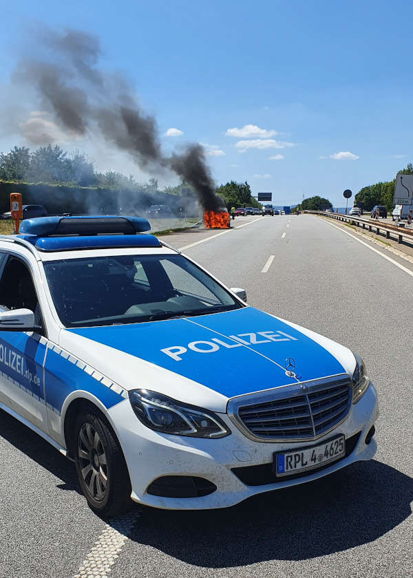 PKW-Brand auf der BAB 650 (Foto: Polizei RLP)