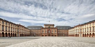 Pressefoto Universität Mannheim, Schloss Mannheim mit Ehrenhof (Foto: Norbert Bach)