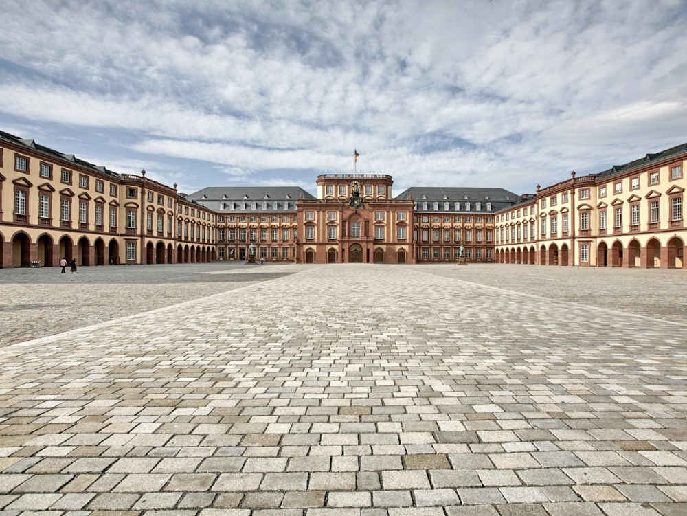 Pressefoto Universität Mannheim, Schloss Mannheim mit Ehrenhof (Foto: Norbert Bach)