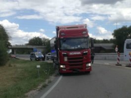 Der Sattelzug in der Autobahnausfahrt (Foto: Polizei RLP)