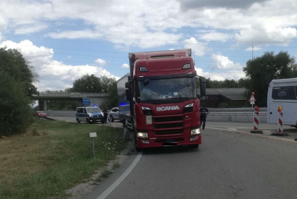 Der Sattelzug in der Autobahnausfahrt (Foto: Polizei RLP)