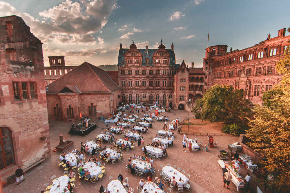 Open-Air-Restaurant im Heidelberger Schlosshof (Foto: Heidelberger Schloss Restaurants & Events GmbH & Co. KG)