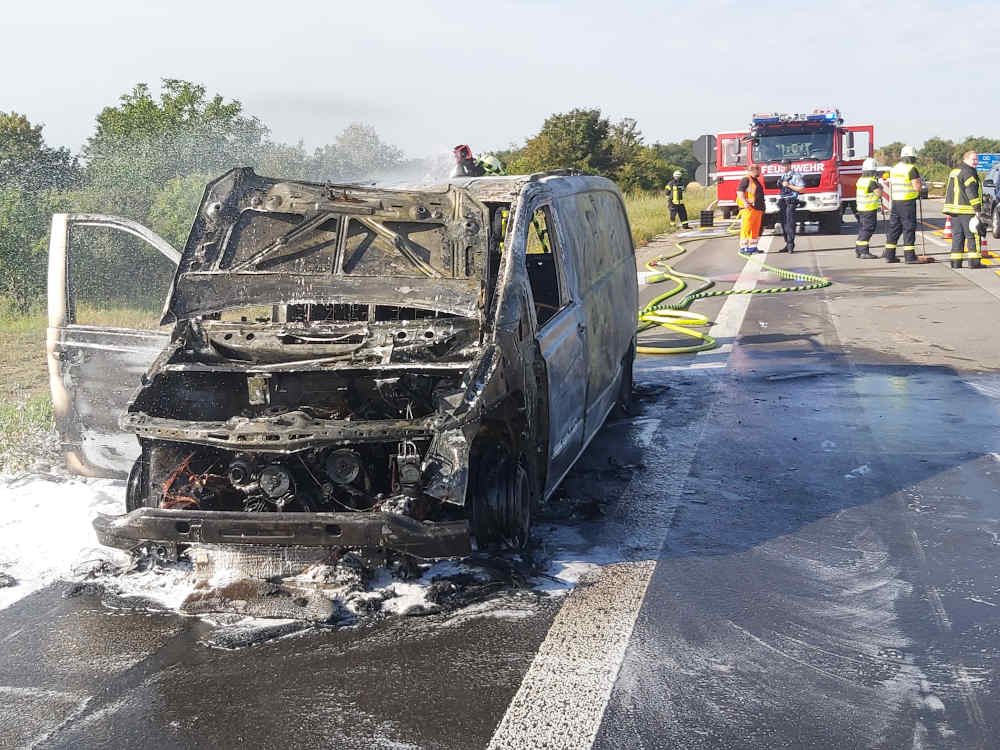 Der ausgebrannte Mercedes Vito (Foto: Feuerwehr Haßloch)