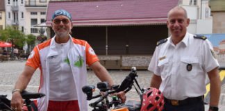 Jörg Richter (l.) gemeinsam mit Stadtfeuerwehrinspekteur Dirk Hargesheimer beim Stopp der Benefiz-Radtour in Landau. (Quelle: Stadt Landau)