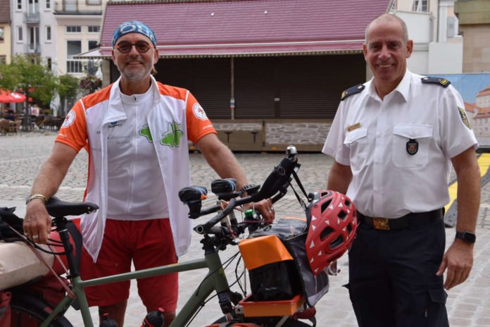 Jörg Richter (l.) gemeinsam mit Stadtfeuerwehrinspekteur Dirk Hargesheimer beim Stopp der Benefiz-Radtour in Landau. (Quelle: Stadt Landau)