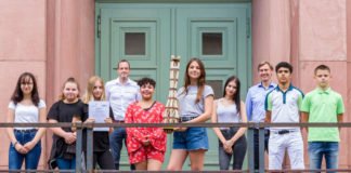 v.l.: Nina Siddiquie, Lea Ohlenmacher, Rita Goncalves Alves, Björn Habig (betreuender Lehrer von der Mittelstufenschule Dichterviertel in Wiesbaden), Allyson Milena Battle, Zara Berdici, Deimante Stankunaite, Mark Erik Bouman (Ingenieurkammer Hessen), Sohaib Benikhlef und Devin Lennox Meyer (Foto: Ingenieurkammer Hessen/Torsten Reitz)