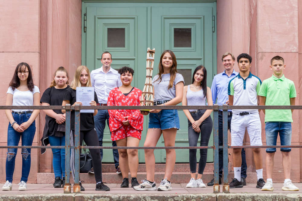 v.l.: Nina Siddiquie, Lea Ohlenmacher, Rita Goncalves Alves, Björn Habig (betreuender Lehrer von der Mittelstufenschule Dichterviertel in Wiesbaden), Allyson Milena Battle, Zara Berdici, Deimante Stankunaite, Mark Erik Bouman (Ingenieurkammer Hessen), Sohaib Benikhlef und Devin Lennox Meyer (Foto: Ingenieurkammer Hessen/Torsten Reitz)