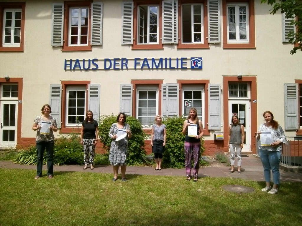 1. Reihe: Monika Kucera, Stefanie Miehlke, Kristina Sona, Nina Andrae (frisch qualifizierte Tagespflegepersonen der Stadt Neustadt an der Weinstraße) 2. Reihe: Melanie Kegel, Gudrun Dreschmitt (Mitarbeiterinnen des KinderBetreuungsService der Stadt Neustadt an der Weinstraße), Susanne Burgdörfer (Leitung Haus der Familie Landau) (Foto: Stadtverwaltung Neustadt)