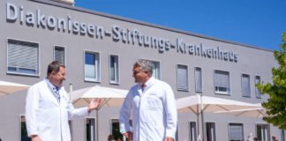 Dr. Dirk Jentschura (li) übergibt die Leitung der Allgemein- und Viszeralchirurgie an Prof. Dr. Christian Klink (re) (Foto: Gerald Schilling)