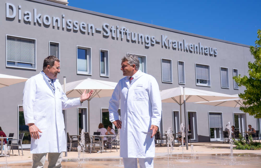 Dr. Dirk Jentschura (li) übergibt die Leitung der Allgemein- und Viszeralchirurgie an Prof. Dr. Christian Klink (re) (Foto: Gerald Schilling)