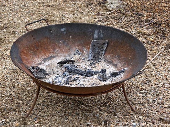 Symbolbild Grillfeuer (Foto: Manfred Antranias Zimmer)