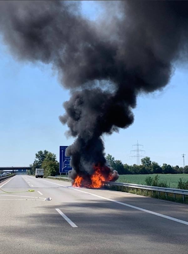 PKW-Brand auf der BAB 61 (Foto: Polizei RLP)