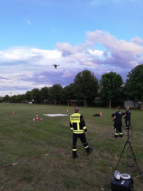 Vorführung der Drohne bei der Wehrleiter-Dienstbesprechung im Juni in Offenbach. (Foto: Kreisverwaltung Südliche Weinstraße)