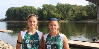 Bild mit Medaille: rechts Jette Brucker, daneben Pia Zocher (Foto: Martina Tirolf)