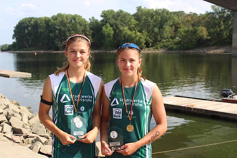 Bild mit Medaille: rechts Jette Brucker, daneben Pia Zocher (Foto: Martina Tirolf)