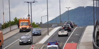 Rund zwei Jahre nach Beginn des Abrisses und des Neubaus der nördlichen Horstbrücke in Landau wurde jetzt der neue Brückenteil für den Verkehr freigegeben. (Quelle: Dirk Hargesheimer)